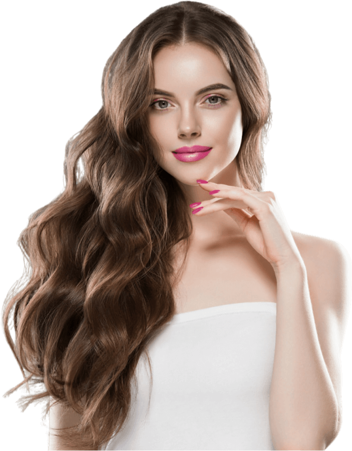 Femme aux longs cheveux bruns ondulés, portant un haut blanc sans bretelles, avec un rouge à lèvres rose vif et un vernis à ongles assorti, posant sur un fond blanc uni.